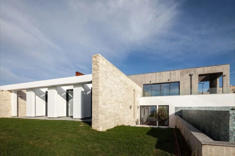 4 Bedroom House for Sale in Sea Caves, Paphos District