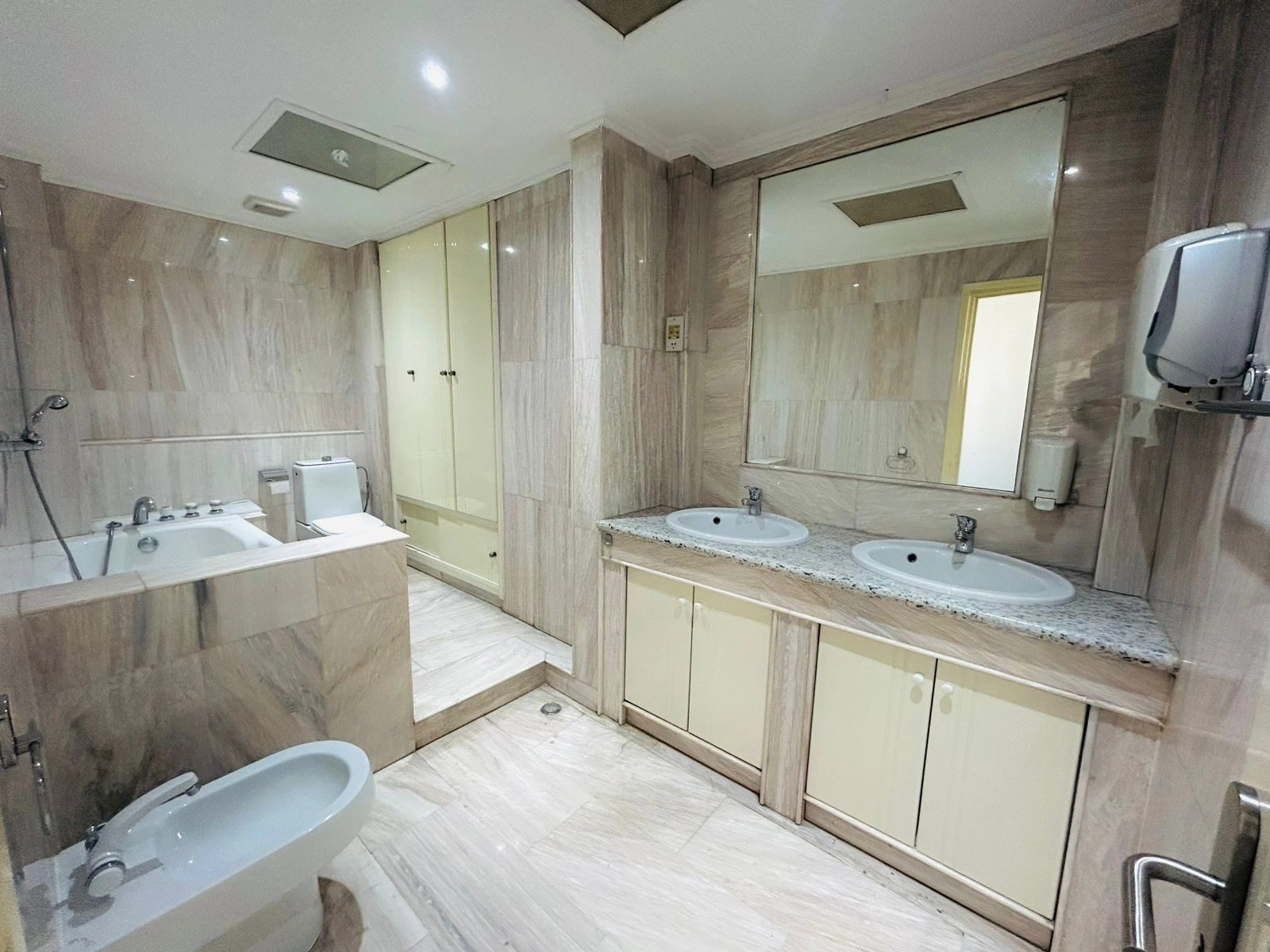 200m² Office for Rent in Limassol District