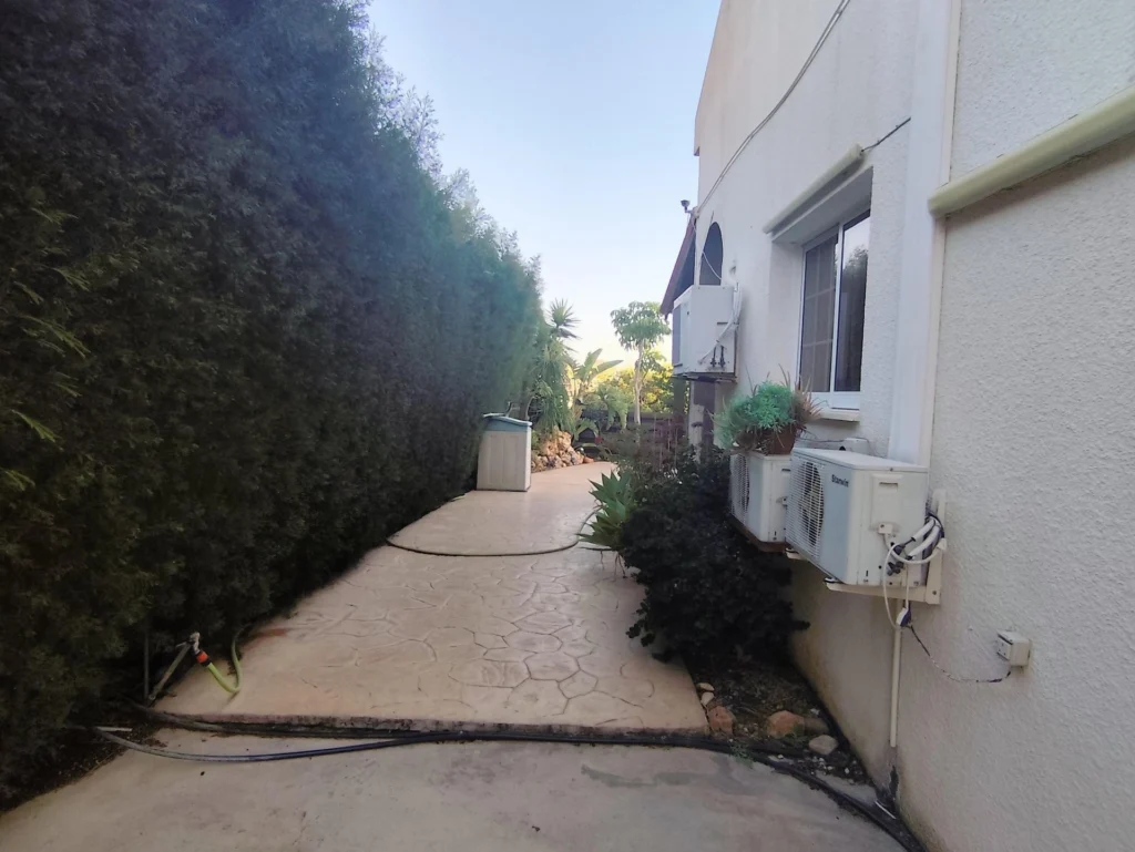 2 Bedroom House for Rent in Agios Tychonas, Limassol District