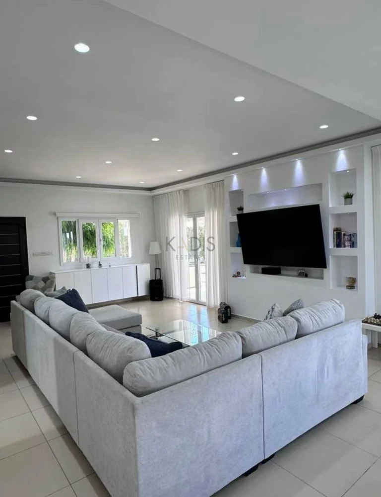 Дом с 5 спальнями в аренду в Агиос Тихонас, район Лимассола